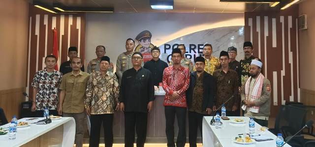 Kepala Kemenag Garut, H. Cece Hidayat didampingi jajarannya mengikuti Video Conference Anev Situasi Kamtibmas bersama Polres Garut, di Lt. 2 Ruang Rapat Polres Garut, Kamis (04/05/2023).