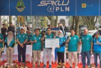 Bangun masa depan yang lebih baik dengan kolaborasi antara PLN Grup dan Pemerintah Provinsi Jabar dalam konvoi kendaraan listrik. Temukan manfaat dan keuntungan kendaraan listrik serta upaya menuju net zero emission. Beralihlah ke motor listrik dan dukung transformasi energi PLN. Saksikan kegiatan EV Fun Trip yang menginspirasi masyarakat dan mendukung penggunaan motor listrik di Jawa Barat.