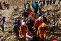 Tim SAR Berhasil Menemukan Warga yang Hilang Akibat Longsor di Kabupaten Garut dan Melakukan Evakuasi 