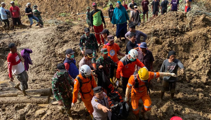 Tim SAR Berhasil Menemukan Warga yang Hilang Akibat Longsor di Kabupaten Garut dan Melakukan Evakuasi 