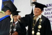 Rektor Universitas Garut, Dr.Ir. Abdusy Syakur Amin, M.Eng. IPU saat me wisuda mahasiswa Uniga di  Kampus Universitas Garut pada Sabtu (16/09/2023). Universitas Garut Wisuda 685 Lulusan_ Berikut 10 Lulusan Terbaik dan 5 Tanpa Skripsi
