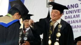 Rektor Universitas Garut, Dr.Ir. Abdusy Syakur Amin, M.Eng. IPU saat me wisuda mahasiswa Uniga di  Kampus Universitas Garut pada Sabtu (16/09/2023). Universitas Garut Wisuda 685 Lulusan_ Berikut 10 Lulusan Terbaik dan 5 Tanpa Skripsi
