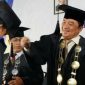 Rektor Universitas Garut, Dr.Ir. Abdusy Syakur Amin, M.Eng. IPU saat me wisuda mahasiswa Uniga di  Kampus Universitas Garut pada Sabtu (16/09/2023). Universitas Garut Wisuda 685 Lulusan_ Berikut 10 Lulusan Terbaik dan 5 Tanpa Skripsi
