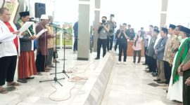 Ketua MUI Kabupaten Garut MUI Kabupaten Garut KH Sirojul Munir, Wakil Bupati Garut dr H Helmi Budiman, Ketua Majelis Ulama Indonesia (MUI) Pusat bidang Dakwah dan Ukhuwah, Muhammad Cholil Nafis, dan lainnya menjadi saksi pengucapan ikrar dari beberapa eks penganut Negara Islam Indonesia (NII) kembali ke pangkuan Negara Kesatuan Republik Indonesia (NKRI)