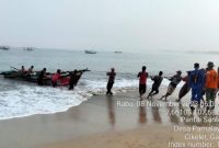 Tindakan Sigap Sat Polairud: Evakuasi Nelayan Terhantam Ombak di Pantai Santolo