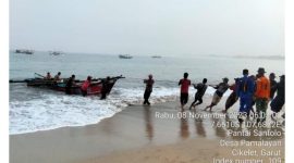 Tindakan Sigap Sat Polairud: Evakuasi Nelayan Terhantam Ombak di Pantai Santolo