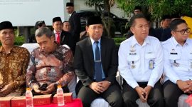 Kepala Kemenag Garut Dr H Saepolloh SAg MAG (tengah) saat menghadiri upacara Peringatan Hari Pahlawan di lapang Setda pada Jumat, 10 November 2023