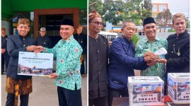 Kepala  Kantor Kementerian Agama Kabupaten Garut Dr H Saepulloh S Ag.M PdI,  menyerahkan Donasi Infak Kemanusiaan Palestina Kepada Baznas Kabupaten Garut dan diterima oleh Cecep Rukma, S.Sos., M.Si. Wakil Ketua 1 Bidang Pengumpulan BAZNAS Kabupaten Garut.dalam Upacara Peringatan Hari Guru Nasional di Halaman Kantor Kemenag Garut pada Sabtu, 25 November 2023.