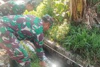 Gotong Royong Antisipasi Banjir_ Koramil 1113_Bayongbong Kodim 0611_Garut Bersihkan Selokan Bersama Warga!