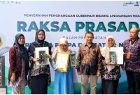 Kadis LH Garut (ketiga dari kanan) Apresiasi SMPIT Al Mashduqi Garut dan SDN 4 Wanakerta Raih Anugerah Raksa Persada Tahun 2023