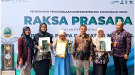 Kadis LH Garut (ketiga dari kanan) Apresiasi SMPIT Al Mashduqi Garut dan SDN 4 Wanakerta Raih Anugerah Raksa Persada Tahun 2023