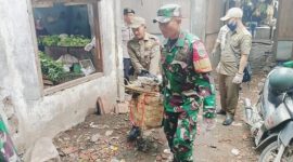 Koramil 1108/Kadungora Kodim 0611/Garut Lakukan Aksi Nyata Peduli Lingkungan,  Bersihkan Sampah di Pasar Kadungora