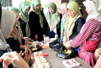 Ketua Dharma Wanita Dinas Lingkungan Hidup (DLH) Kabupaten Garut, Eka Ariyanti Prima Wigena (Eka Jujun) (kedua dari kanan) saat Berikan Edukasi Pengelolaan Limbah Sampah jadi Produk Bernilai