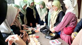 Ketua Dharma Wanita Dinas Lingkungan Hidup (DLH) Kabupaten Garut, Eka Ariyanti Prima Wigena (Eka Jujun) (kedua dari kanan) saat Berikan Edukasi Pengelolaan Limbah Sampah jadi Produk Bernilai