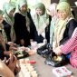 Ketua Dharma Wanita Dinas Lingkungan Hidup (DLH) Kabupaten Garut, Eka Ariyanti Prima Wigena (Eka Jujun) (kedua dari kanan) saat Berikan Edukasi Pengelolaan Limbah Sampah jadi Produk Bernilai