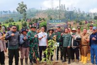 Korem_062 Tarumanagara Bersama Perhutani KPH Garut Lakukan Karya Bakti Penanaman 1000 Pohon