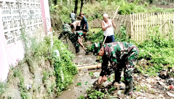 Musim Hujan Tiba, Koramil 1108_Kadungora Gerak Cepat Bersihkan Selokan