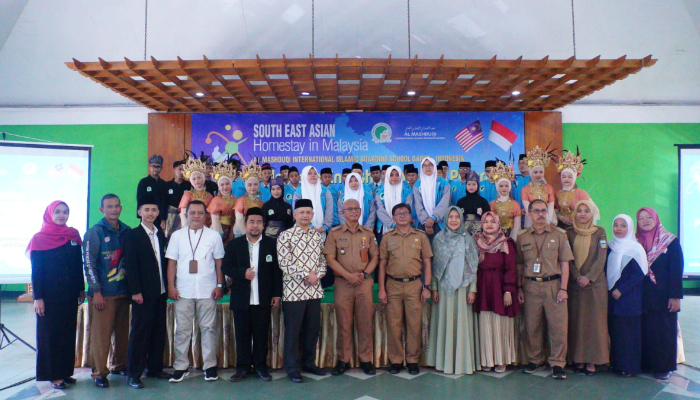 Al MashduqI IIBS Garut Lepas Peserta English Immersion Program 2024 Ke Malaysia