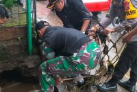 Dipicu Sumbatan Sampah, Banjir Terjang Jalan Raya Wanaraja-Pangatikan di Garut