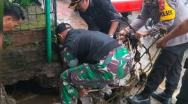 Dipicu Sumbatan Sampah, Banjir Terjang Jalan Raya Wanaraja-Pangatikan di Garut