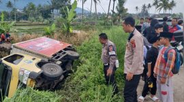 Evakuasi Truk Terperosok di Garut: Kapolres Garut Himbau Pengguna Jalan untuk Lebih Berhati-hati