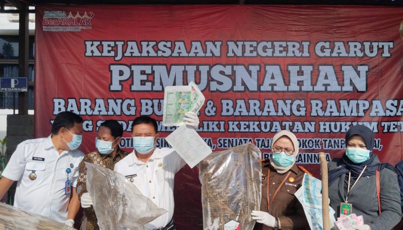  Pemusnahan Barang Bukti: Pj. Bupati Garut dan Forkopimda Berantas Peredaran Narkoba