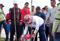 Hari Peduli Sampah Nasional_ Dr H Saepulloh Kemenag Garut Dorong Pengurangan Plastik. Kepala Kemang Garut H Saepulloh (topi putih, saat mendamping Pj Bupati Garut dalam acara Gerakan Zero waste) dan Jumat 2 Februari 2024