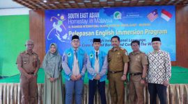 Kepala Dinas Pendidikan Kabupaten Garut Ade Maandin (tiga dari kanan) Apresiasi AMBS Garut_ Memperkenalkan English Immersion Program untuk Kemajuan Pendidikan