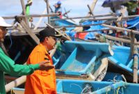 Penjabat Bupati Garut Tinjau Lokasi Terdampak Bencana Gelombang Pasang Pantai Rancabuaya