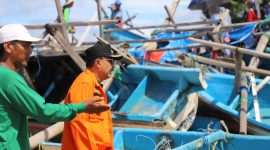 Penjabat Bupati Garut Tinjau Lokasi Terdampak Bencana Gelombang Pasang Pantai Rancabuaya