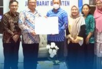 Rektor Universitas Garut, Dr. Ir. H Abdusy Syakur Amin, M.Eng., IPUmenerima SK terkait Program Doktor Administrasi Publik