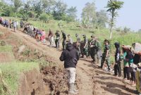 Warga Kampung Buleud Sambut Hangat Program TMMD Reguler ke-120 dengan Bergotong royong Bersama TNI