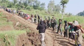 Warga Kampung Buleud Sambut Hangat Program TMMD Reguler ke-120 dengan Bergotong royong Bersama TNI