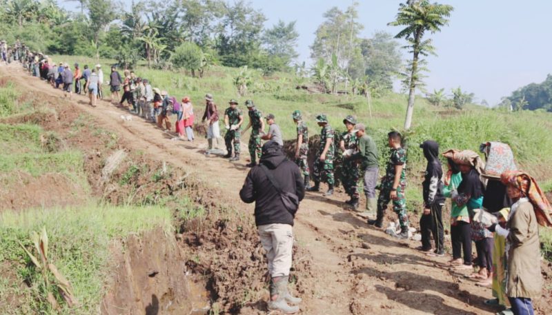 Warga Kampung Buleud Sambut Hangat Program TMMD Reguler ke-120 dengan Bergotong royong Bersama TNI