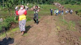 Warga Kampung Pasir Pari, Desa Cintadamai, Bangga Berbaur dengan Anggota TNI dalam Kegiatan TMMD