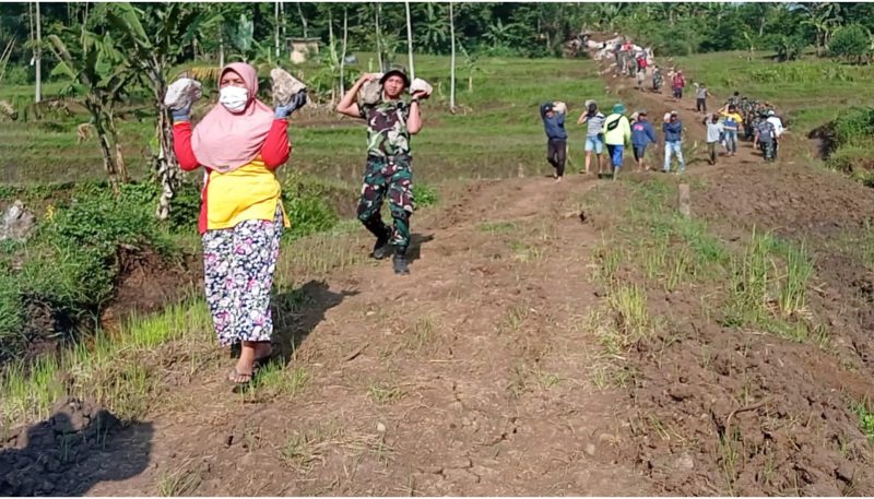 Warga Kampung Pasir Pari, Desa Cintadamai, Bangga Berbaur dengan Anggota TNI dalam Kegiatan TMMD