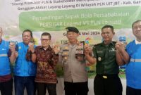 Manager PLN UPT Cirebon, Yaya Supriman (Kanan) Ingatkan Bahaya Bermain Layangan di Dekat Jalur Pegangan Tinggi