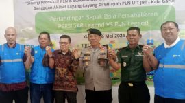 Manager PLN UPT Cirebon, Yaya Supriman (Kanan) Ingatkan Bahaya Bermain Layangan di Dekat Jalur Pegangan Tinggi