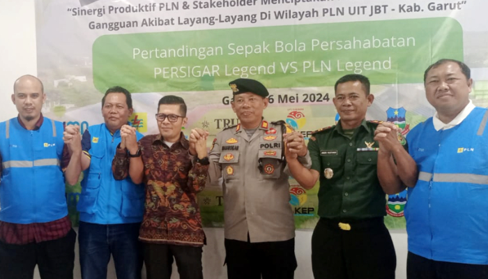 Manager PLN UPT Cirebon, Yaya Supriman (Kanan) Ingatkan Bahaya Bermain Layangan di Dekat Jalur Pegangan Tinggi