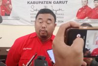 WARTAGARUT.COM - Dewan Pimpinan Cabang (DPC) PDI Perjuangan Kabupaten Garut melaksanakan Rapat Kerja Cabang (RAKERCAB) IV dan V di Hotel Augusta pada Selasa, 16 Juli 2024. 


Acara ini merupakan bagian dari agenda konsolidasi internal partai menjelang Pilkada 2024.

Ketua DPC PDI Perjuangan Kabupaten Garut, Yudha Puja Turnawan, menjelaskan bahwa rakercab ini adalah langkah awal dalam menyolidkan struktur partai di tingkat kabupaten. 

