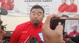 WARTAGARUT.COM - Dewan Pimpinan Cabang (DPC) PDI Perjuangan Kabupaten Garut melaksanakan Rapat Kerja Cabang (RAKERCAB) IV dan V di Hotel Augusta pada Selasa, 16 Juli 2024. 


Acara ini merupakan bagian dari agenda konsolidasi internal partai menjelang Pilkada 2024.

Ketua DPC PDI Perjuangan Kabupaten Garut, Yudha Puja Turnawan, menjelaskan bahwa rakercab ini adalah langkah awal dalam menyolidkan struktur partai di tingkat kabupaten. 

