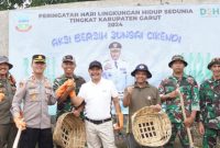 Jujun Juansyah Nurhakim (ketiga dari kanan): Aksi Bersih-Bersih Sungai Cikendi sebagai Langkah Awal Menuju Kebersihan Berkelanjutan