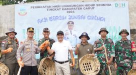 Jujun Juansyah Nurhakim (ketiga dari kanan): Aksi Bersih-Bersih Sungai Cikendi sebagai Langkah Awal Menuju Kebersihan Berkelanjutan