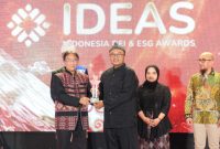 Penyerahan Penghargaan oleh Founder & CEO PR Indonesia kepada Senior Manager UBP Kamojang