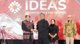 Penyerahan Penghargaan oleh Founder & CEO PR Indonesia kepada Senior Manager UBP Kamojang