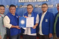 H. Enjang Tedi menerima surat rekomendasi dari DPP PAN untuk maju sebagai calon bupati/wakil bupati di Pilkada Garut 2024. 