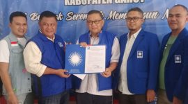 H. Enjang Tedi menerima surat rekomendasi dari DPP PAN untuk maju sebagai calon bupati/wakil bupati di Pilkada Garut 2024. 