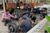 Peserta sedang melakukan konversi motor listrik