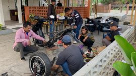 Peserta sedang melakukan konversi motor listrik