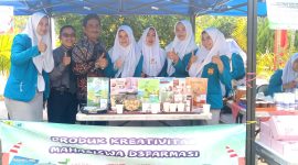 Bendahara Yayasan Dharma Husada Insani Garut Apresiasi Kreativitas Mahasiswa D3 Farmasi STIKes Karsa Husada